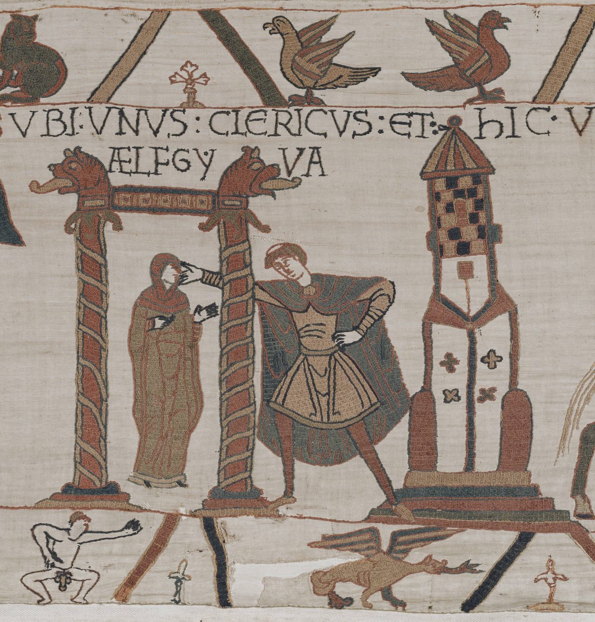 Teppich von Bayeux, Szene 15: die Frau Ælfgyva in langem Gewand und bedecktem Haupt unter einem Torbogen.