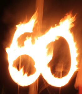 Brennendes Figurenseil in Form einer Zahl – hier eine lodernde 50 zum Jubiläum.