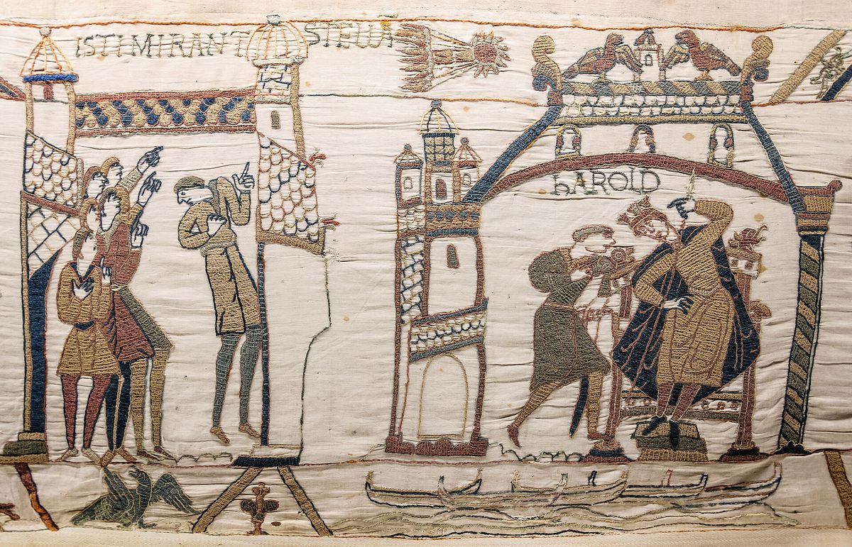 Teppich von Bayeux: Männer deuten auf einen Kometen am Himmel, während König Harold die Nachricht überbracht wird.