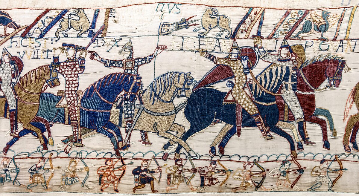 Szene aus dem Teppich von Bayeux: Herzog Wilhelm hebt im Getümmel der Schlacht von Hastings den Helm, um seinen Männern zu zeigen, dass er noch lebt.