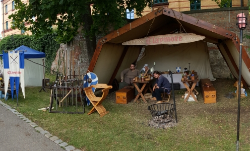 Pavillon mit Festtafel